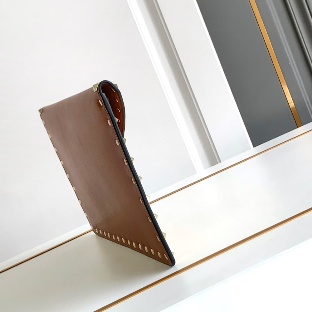 VO GARAVANI ROCKSTUD RAFFIA CLUTCH BAG IN BR 28CM